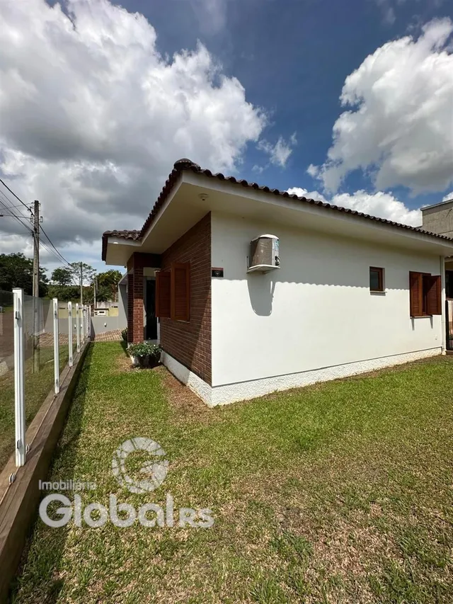 Fachada de uma casa em Lajeado, Brasil, com jardim gramado na frente.