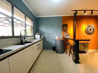 Foto de uma cozinha com janela grande em um imóvel no Brasil.