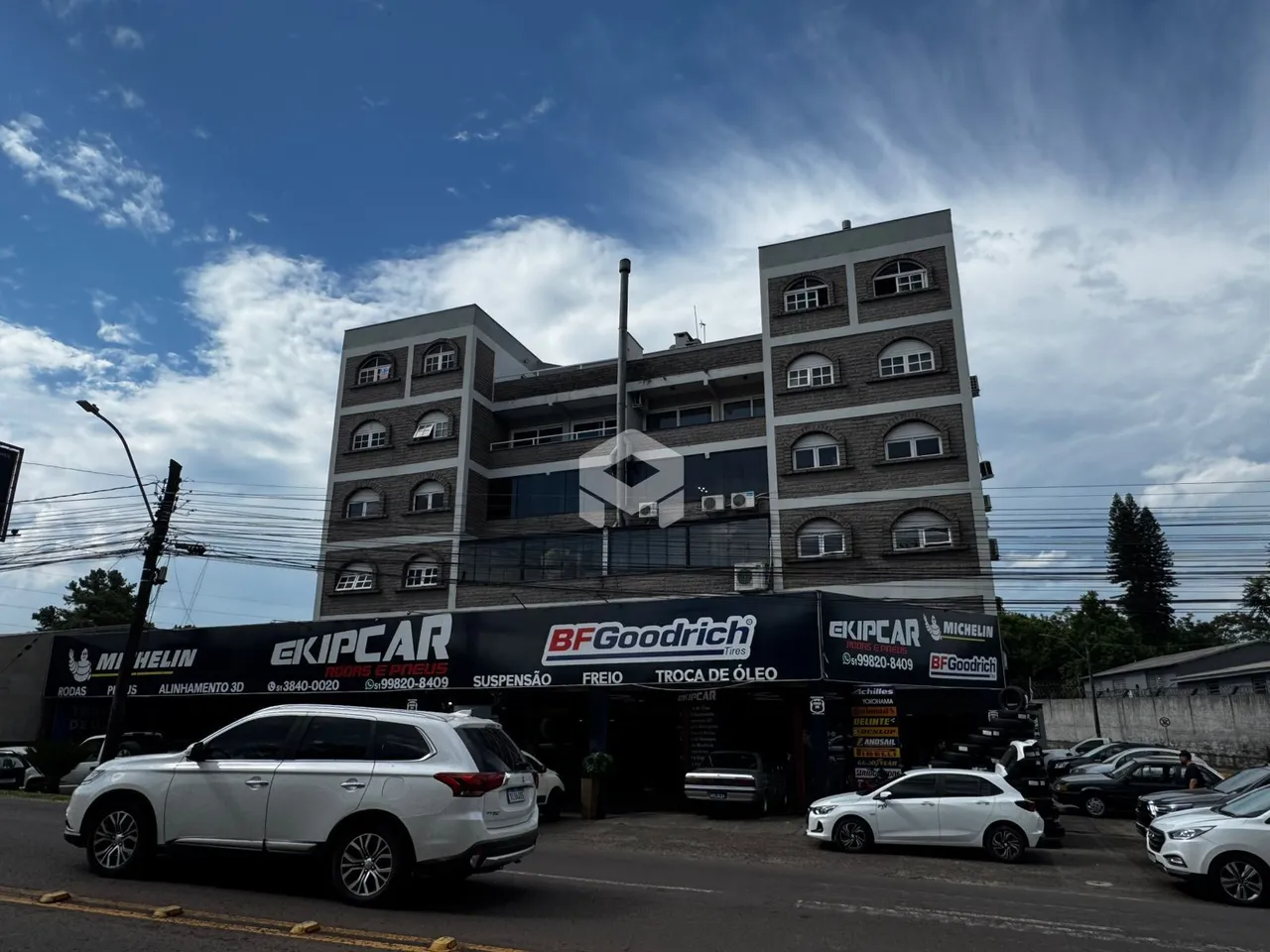 Fachada de um prédio comercial em Lajeado, Brasil.