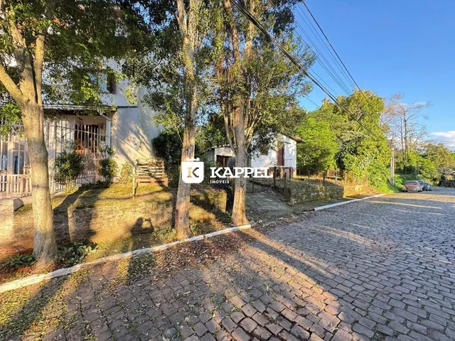 Vista externa de uma residência em Lajeado, Brasil, cercada por árvores.