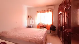 Quarto com cama e armários de madeira.