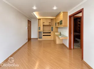 Hall de entrada com piso de madeira e armários embutidos.