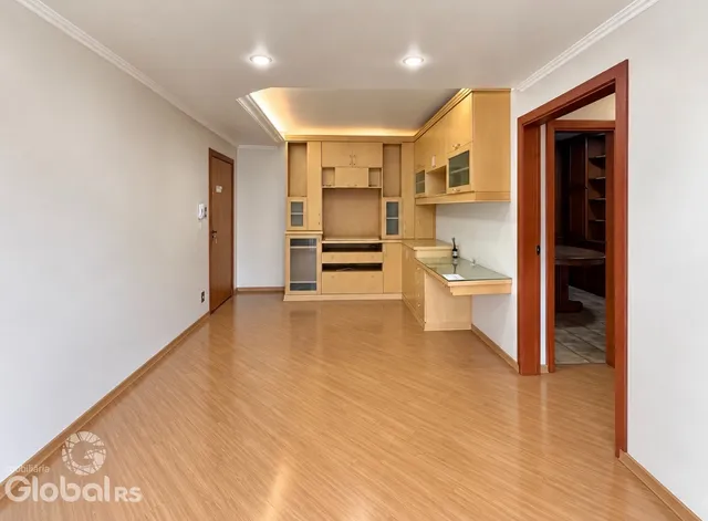 Hall de entrada com piso de madeira e armários embutidos.