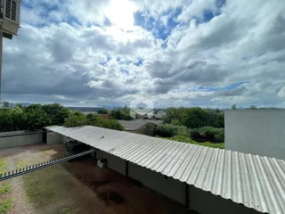 Foto da fachada com telhado de metal e área externa em Lajeado.