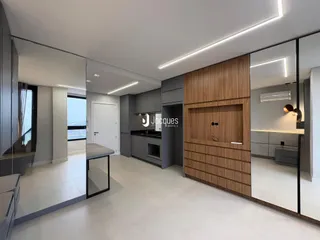 Interior de uma sala de estar moderna com cozinha em Lajeado, Brasil.