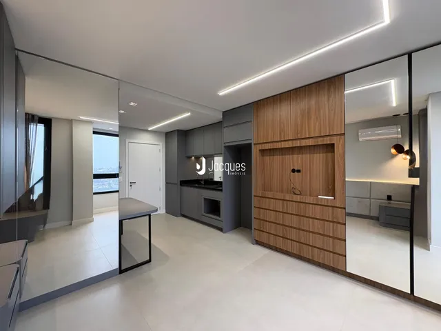 Interior de uma sala de estar moderna com cozinha em Lajeado, Brasil.