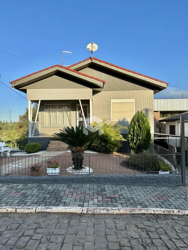 Fachada de uma casa em Lajeado, Brasil, com jardim frontal e cerca.
