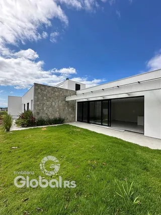 A fachada de uma casa moderna em Lajeado, Brasil, com jardim gramado.