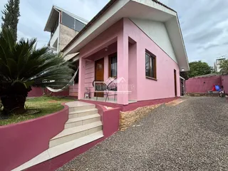 Fachada de uma casa em Lajeado, Brasil com jardim e calçada.
