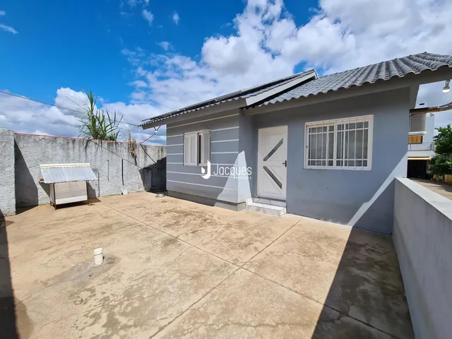 Fachada de uma casa em Lajeado, Brasil, com pátio de concreto.
