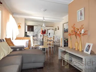 Sala de estar com sofá e decoração clara.