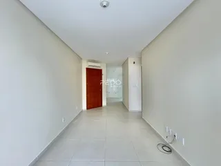 Corredor interno de uma residência com piso de cerâmica clara.