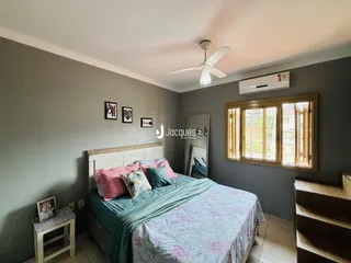 Quarto com cama e janela em um imóvel no Brasil.
