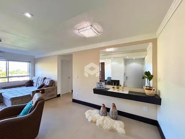 Sala de estar com sofá e cama em um ambiente claro.