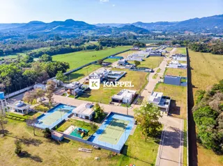 Vista aérea de um conjunto de casas modernas em um loteamento no interior de Lajeado.