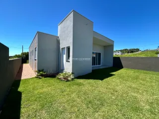 Fachada externa de uma casa moderna em Lajeado, Brasil, com gramado verde.