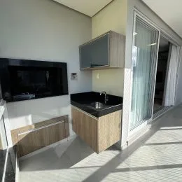 Vista de um ambiente interno moderno com porta de vidro grande.