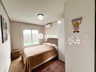 Quarto com cama grande e janela de vista para o exterior.