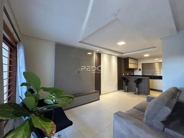 Sala de estar com cozinha integrada em imóvel no Lajeado, Brasil.