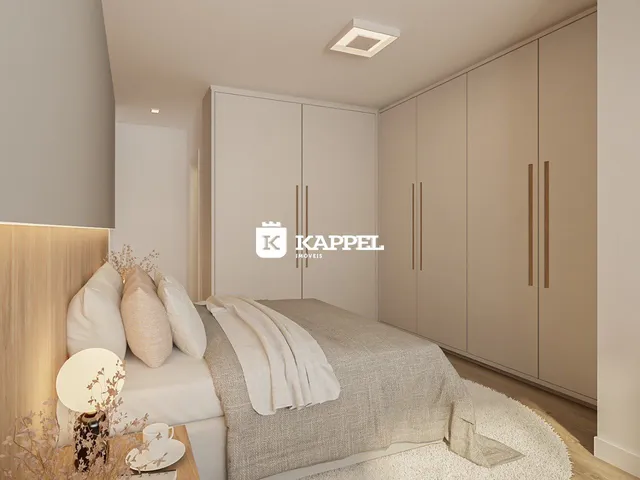 Quarto moderno com cama e armários em um ambiente bem iluminado.
