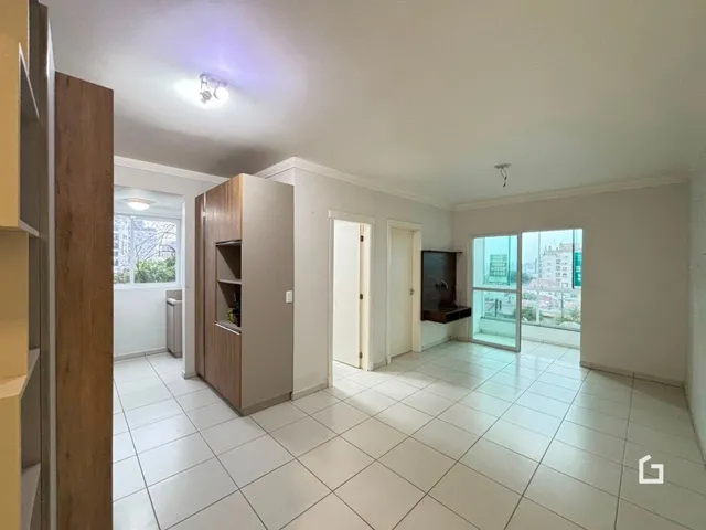 Interior de um ambiente com piso de cerâmica e armários em madeira.
