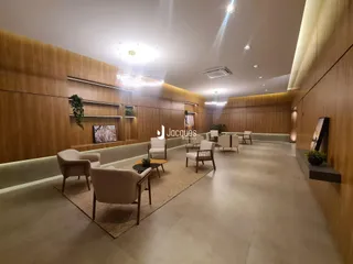 Ambiente interno moderno com painéis de madeira e mobiliário de sala.