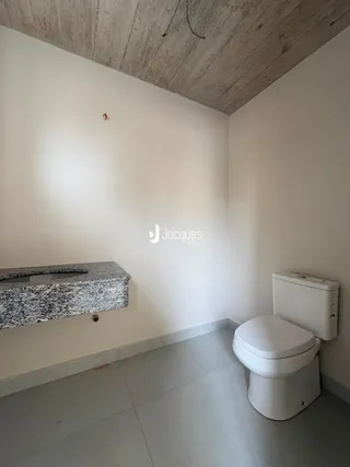 Foto de um banheiro interno com vaso sanitário e pia.