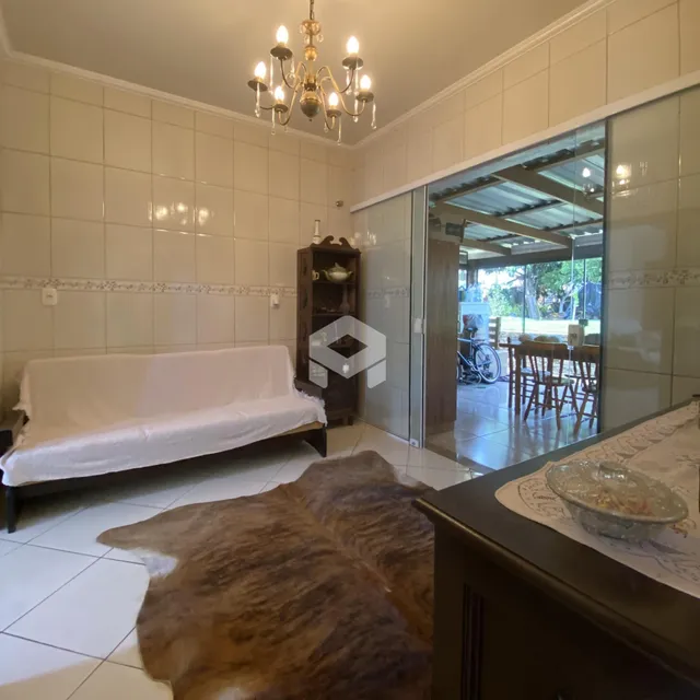 A sala de estar apresenta paredes brancas e piso de cerâmica.
