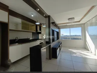 Sala de estar moderna com piso de cerâmica e grandes janelas.