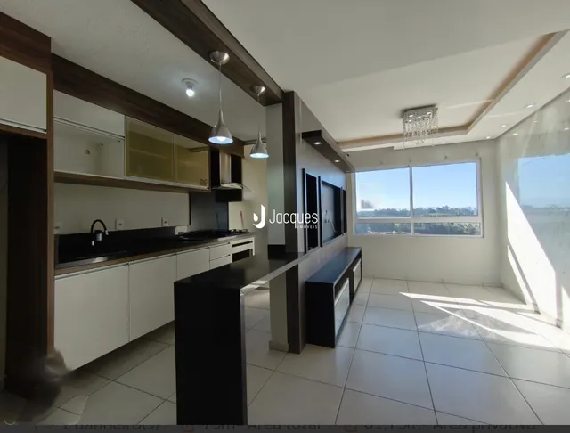 Sala de estar moderna com piso de cerâmica e grandes janelas.