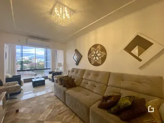 Sala de estar com sofá e piso de madeira claro.