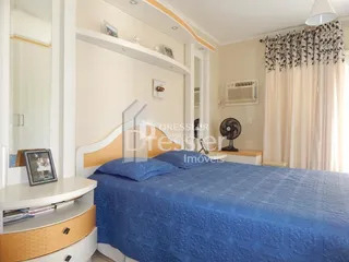 Quarto com cama azul e paredes brancas.
