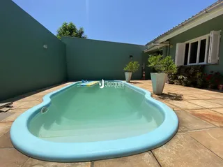 Piscina externa em uma propriedade.