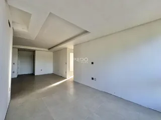 Hall de entrada com paredes brancas e piso claro.
