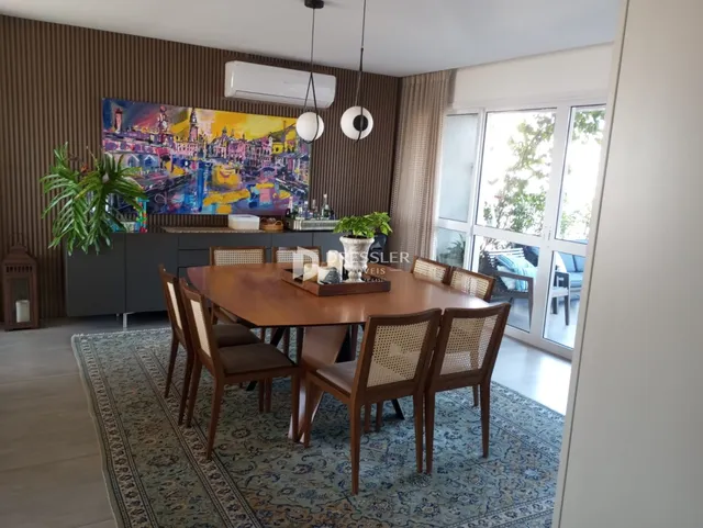 Ambiente de sala de jantar com mesa de madeira e decoração na residência.