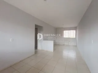 Corredor interno de uma residência com piso de cerâmica clara.