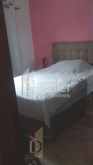 Quarto com cama e cabeceira em um imóvel no Brasil.