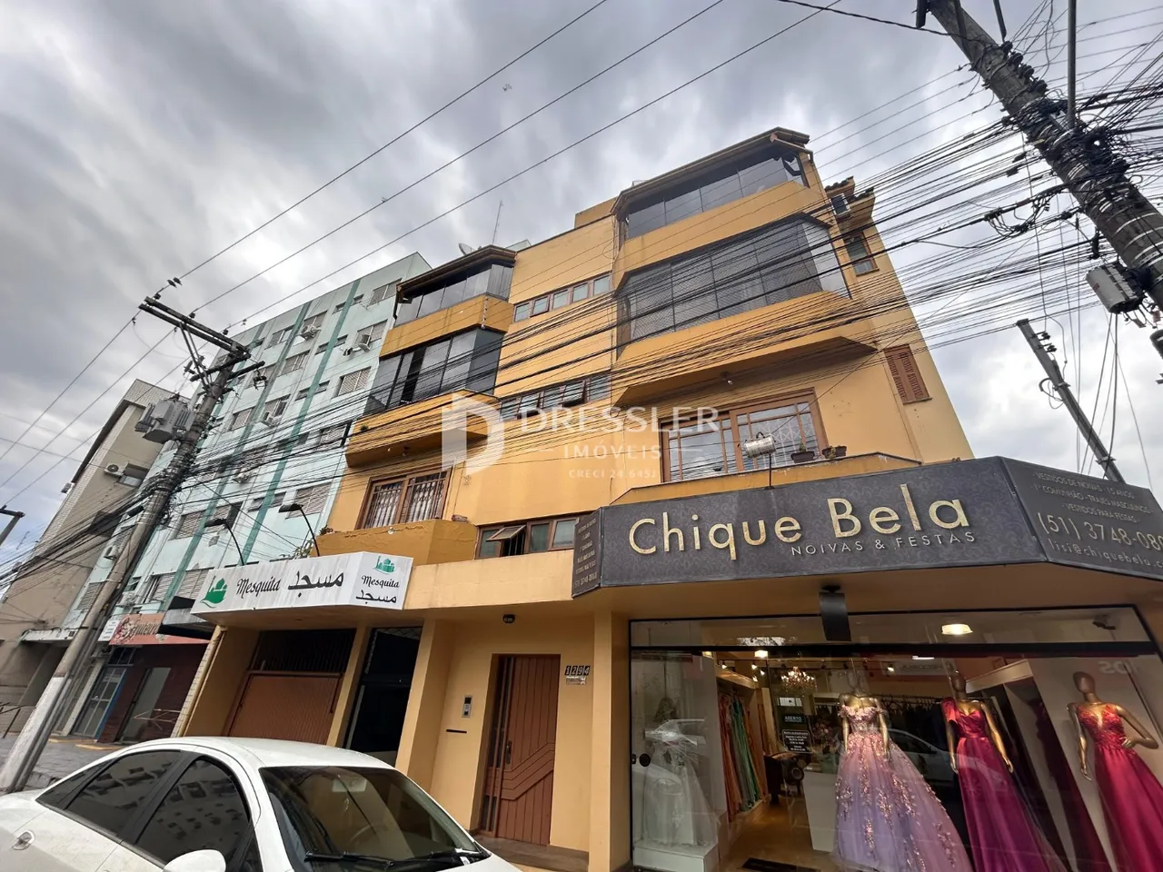 Fachada de um prédio comercial em Lajeado, Brasil.