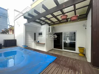 Vista da fachada de uma propriedade em Lajeado, Brasil, mostrando uma área externa com deck de madeira.