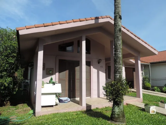 Fachada de uma casa em Lajeado, Brasil, com varanda coberta.