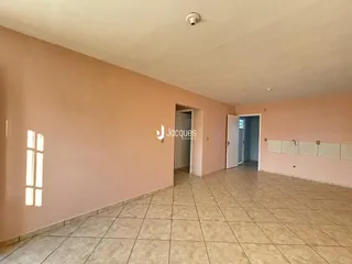 Hall de entrada com piso de cerâmica e paredes em tom de rosa claro.