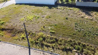Vista aérea da propriedade mostrando terreno gramado e cerca.