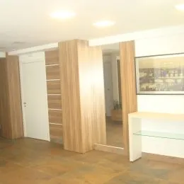 Hall de entrada com revestimento de madeira clara.