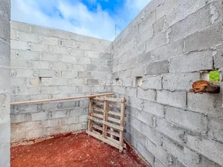 Parede de concreto aparente em uma área externa de propriedade.
