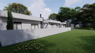 Fachada de uma casa moderna com jardim gramado em Lajeado, Brasil.