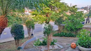 Vista da fachada e jardim de uma propriedade em Lajeado, Brasil.