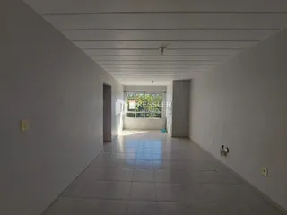 Corredor interno com piso de cerâmica e paredes brancas.
