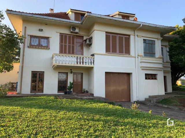 Fachada de uma residência em Lajeado, Brasil, com jardim frontal.