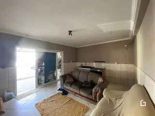 Sala de estar com acesso a uma porta de vidro que leva ao exterior.
