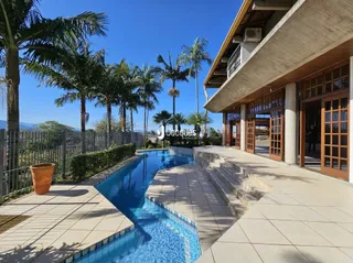 Vista externa de uma piscina e área de lazer em Lajeado, Brasil.